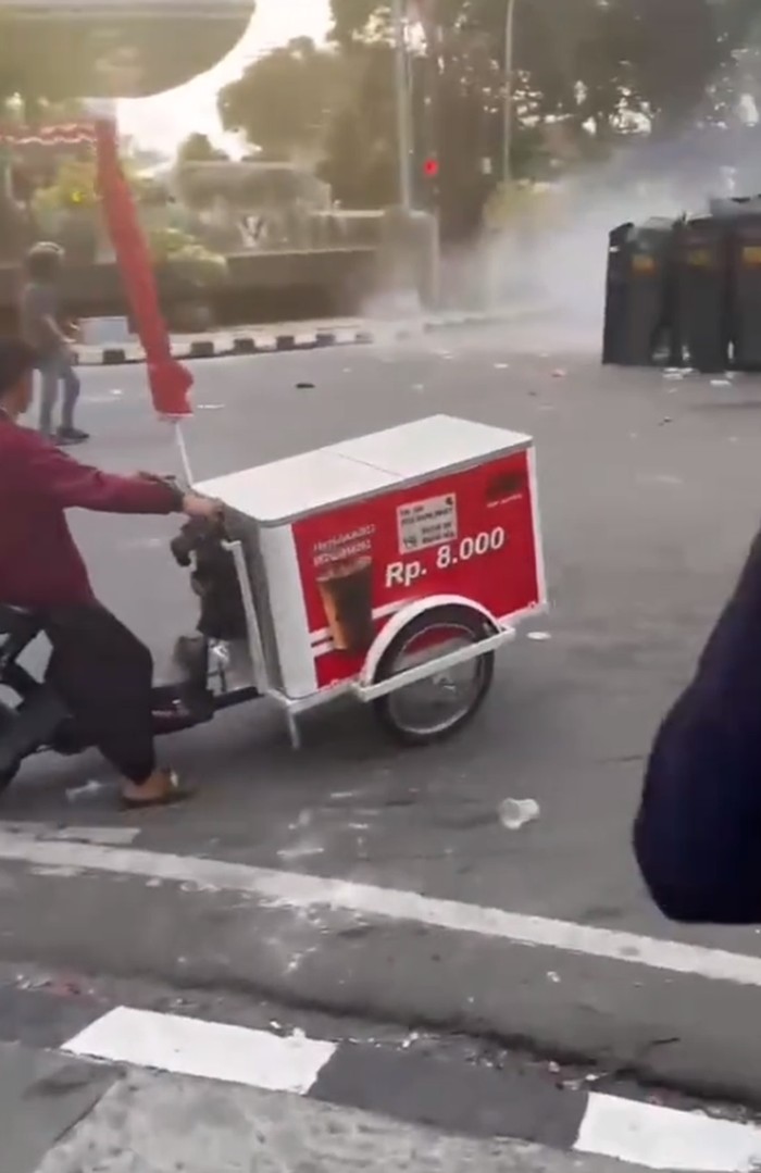 Penjual makanan di tengah demo Penjual makanan di tengah demo