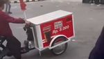 Nekat! Begini Potret Penjual Makanan yang Tetap Dagang di Tengah Demo