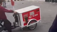 Kehadiran kopi keliling yang banyak dicari konsumen ternyata juga meramaikan demo. Pedagangnya seolah tak kenal takut mendorong gerobak mendekat pada massa. Foto: TikTok