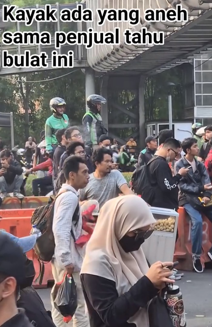 Penjual makanan di tengah demo Penjual makanan di tengah demo