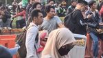 Nekat! Begini Potret Penjual Makanan yang Tetap Dagang di Tengah Demo