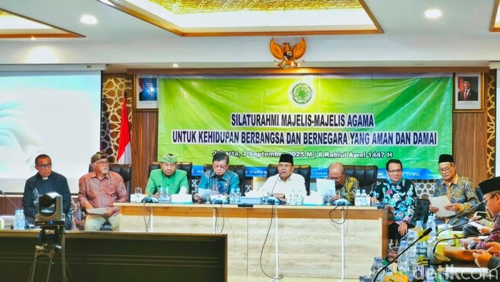 Jajaran dewan pimpinan MUI dan tokoh agama dalam konferensi pers pernyataan sikap terkait demonstrasi di Kantor MUI Pusat, Jakarta, Selasa (2/9/2025).