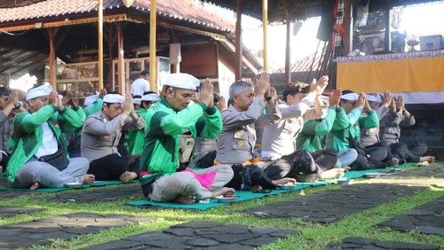 Personel Polda Bali dan para pengemudi ojol yang beragama Hindu mengikuti doa bersama di Pura Linggarcana Polda Bali, Selasa (2/9/2025). (Foto: Dok. Polda Bali)
