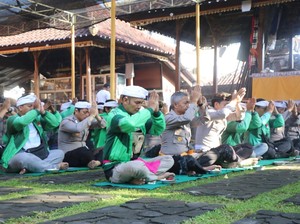 Polda Bali dan Pengemudi Ojol Gelar Doa Bersama untuk Affan Kurniawan