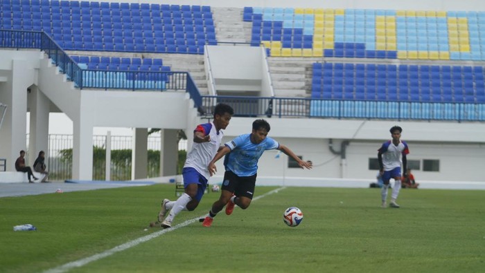 Pertandingan uji coba Persela dengan RANS di Stadion Surajaya Lamongan.