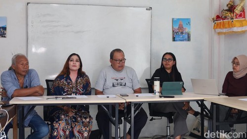 Perwakilan dari Forum Warga Setara dan LBH Bali saat konferensi pers di kantor LBH Bali, Selasa (2/9/2025). (Aryo Mahendro/detikBali)