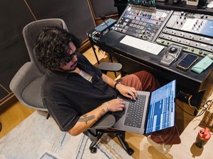 iPhone Jadi Studio Mini Petra Sihombing, dari Musik hingga Video Lirik