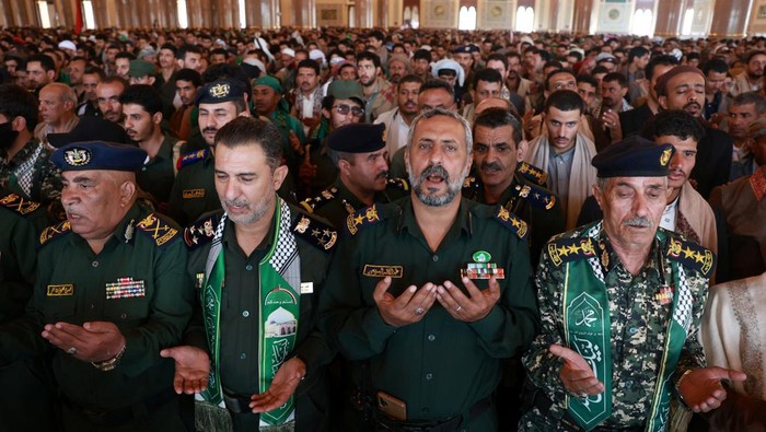 PM Houthi Tewas Diserang Israel, Aksi Balas Dendam Menguat Members of the Honour Guard stand near the coffin of Prime Minister of Yemen's Houthi-led government Ahmed Ghaleb Al-Rahwi, during a funeral procession of the Houthi government officials killed in an Israeli strike, in Sanaa, Yemen September 1, 2025. REUTERS/Khaled Abdullah