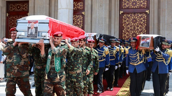 PM Houthi Tewas Diserang Israel, Aksi Balas Dendam Menguat Members of the Honour Guard stand near the coffin of Prime Minister of Yemen's Houthi-led government Ahmed Ghaleb Al-Rahwi, during a funeral procession of the Houthi government officials killed in an Israeli strike, in Sanaa, Yemen September 1, 2025. REUTERS/Khaled Abdullah