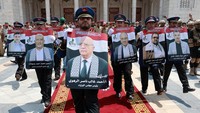 Houthi mengonfirmasi PM mereka, Ahmed Ghaleb Nasser Al-Rahawi, tewas akibat serangan udara Israel pada Kamis (28/8). Ia pejabat tertinggi yang gugur di Yaman. REUTERS/Khaled Abdullah