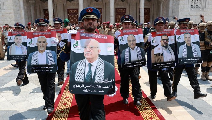 PM Houthi Tewas Diserang Israel, Aksi Balas Dendam Menguat Members of the Honour Guard stand near the coffin of Prime Minister of Yemen's Houthi-led government Ahmed Ghaleb Al-Rahwi, during a funeral procession of the Houthi government officials killed in an Israeli strike, in Sanaa, Yemen September 1, 2025. REUTERS/Khaled Abdullah