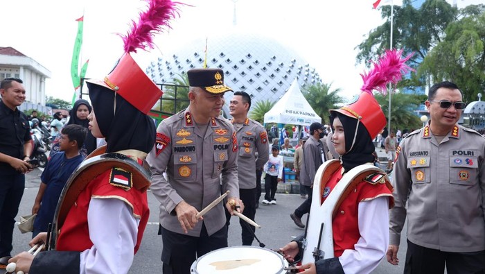 Kapolda Babel Irjen Hendro saat menghampiri peserta karnaval di Pangkalpinang