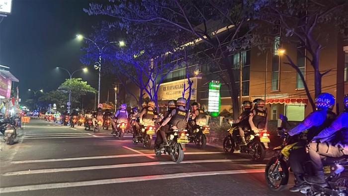 Polda Banten dan TNI menggelar patroli skala besar di titik keramaian Kota Serang. (dok.istimewa)