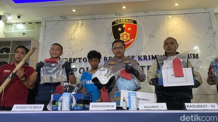 Dirreskrimum Polda Jateng, Kombes Dwi Subagio dan Kabid Humas Polda Jateng, Kombes Artanto (tengah) di Mapolda Jateng, Kecamatan Semarang Selatan, Kota Semarang, Selasa (2/9/2025).