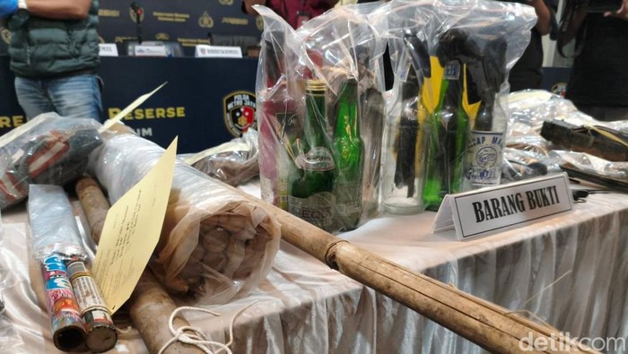 Polda Metro Jaya membeberkan sejumlah barang bukti terkait penangkapan Direktur Lokataru Delpedro Marhaen. (Kurniawan F/detikcom)