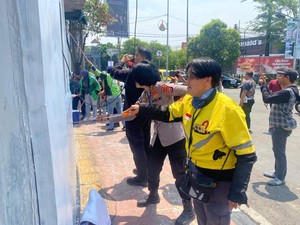 Polisi dan Ojol Bersihkan Pospol Ciceri Kota Serang yang Terbakar