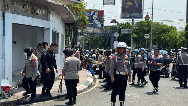 Polisi dan pengendara ojek online (ojol) membersihkan Pospol Lantas Ciceri, Kota Serang. Pospol tersebut sebelumnya rusak dan terbakar imbas kericuhan. (Dok istimewa).