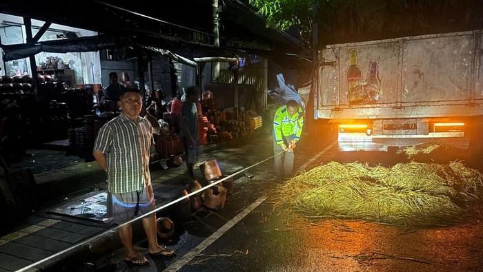 Polisi melakukan olah TKP kecelakaan di Jalan Raya Kapal, Banjar Peken Delodan, Desa Kapal, Kecamatan Mengwi, Badung, Bali. (Foto: Dok. Polres Badung)