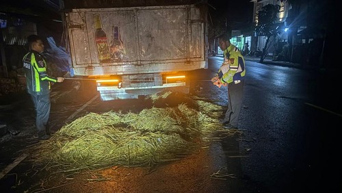Polisi mendatangi lokasi pengendara motor hantam bokong truk di jalur Denpasar-Gilimanuk, Kelurahan Kapal, Badung, Selasa dini hari. (Dok Polres Badung)
