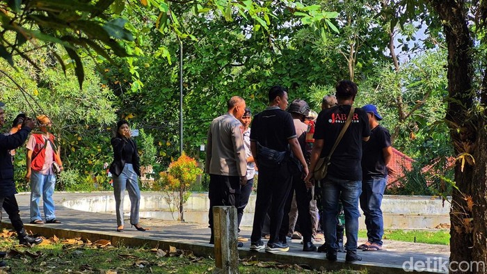 Polisi mengamankan dua pemuda pembawa ban bekas yang hendak demo di DPRD Sukabumi.
