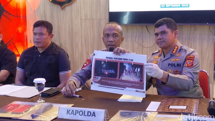 Polisi saat menunjukkan barang bukti kericuhan di Bandung