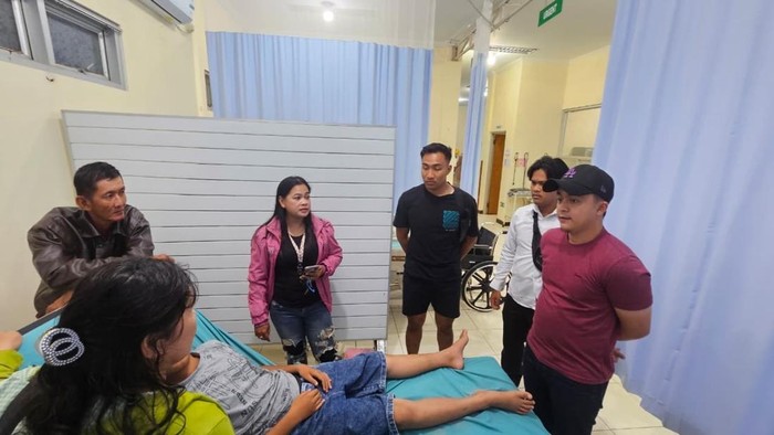 Polres Babar mendatangi Korban di rumah sakit.