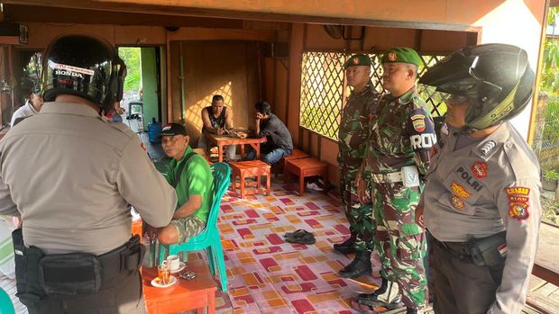 Polres Inhil dan TNI menggelar patroli menjaga situasi kondusif.