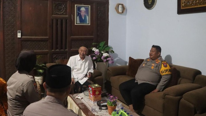 Kapolres Pasuruan AKBP Jazuli Dani Irawan silaturahmi ke kediaman KH M Sholeh Bahruddin, pengasuh Pondok Pesantren Ngalah Purwosari