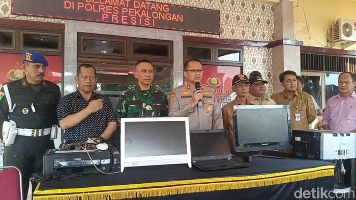 Polres Pekalongan menunjukkan barang-barang yang dijarah dari DPRD Pekalongan yang dikembalikan, Selasa (2/9/2025).