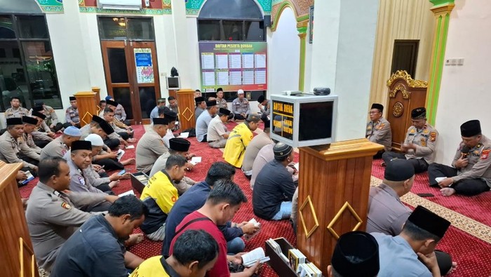 Polres Pelalawan menggelar tahilan mendoakan Affan Kurniawan bersama komunitas ojol.