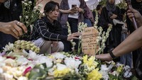 Kerabat dan pelayat mengiringi pemakaman Acil Bimbo, mengenang sosok musisi yang mewarnai perjalanan musik Indonesia. Foto: ANTARA FOTO/Abdan Syakura