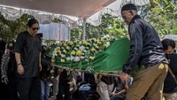 Keluarga mengangkat keranda jenazah personel grup musik Bimbo, Raden Darmawan Dajat Hardjakusumah atau Acil Bimbo di TPU Cipageran, Kota Cimahi, Jawa Barat, Selasa (2/9/2025). Foto: ANTARA FOTO/Abdan Syakura