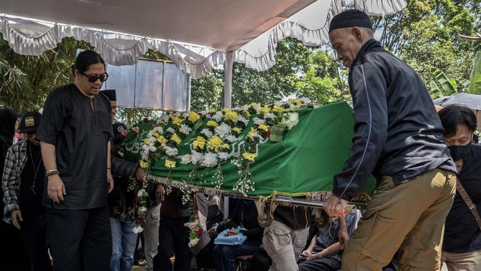 Potret Haru Pemakaman Acil Bimbo di Cimahi Keluarga menaburkan bunga saat pemakaman jenazah personel grup musik Bimbo, Raden Darmawan Dajat Hardjakusumah atau Acil Bimbo di TPU Cipageran, Kota Cimahi, Jawa Barat, Selasa (2/9/2025). Personel grup musik Bimbo, Raden Darmawan Dajat Hardjakusumah meninggal dunia pada Senin (1/9) di usia 82 tahun akibat komplikasi penyakit yang dideritanya. ANTARA FOTO/Abdan Syakura/bar
