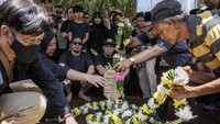 Suasana haru menyelimuti prosesi pemakaman personel grup musik Bimbo yang wafat di usia 82 tahun. Foto: ANTARA FOTO/Abdan Syakura