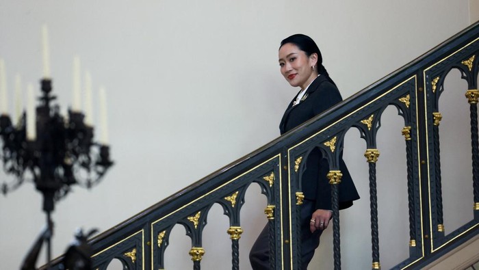 Potret PM Thailand Paetongtarn Shinawatra yang Dipecat karena Langgar Etik Thailand's Paetongtarn Shinawatra, who was dismissed as prime minister, arrives for a press conference after the Constitutional Court ruled to remove her from office in a high-profile ethics case, following a leaked phone conversation between her and Cambodia's former leader Hun Sen, at Government House in Bangkok, Thailand, August 29, 2025. REUTERS/Chalinee Thirasupa