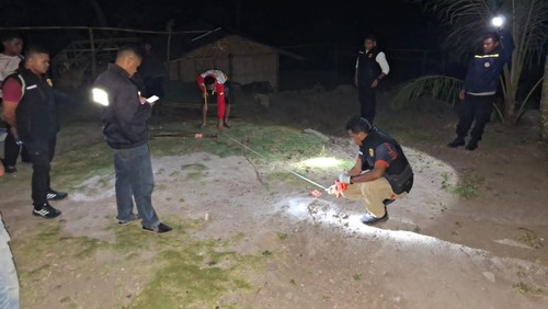 Polisi olah TKP pria tewas dianiaya tetangga di Desa Kowi, Kecamatan Mego, Kabupaten Sikka, Senin (1/9/2025).