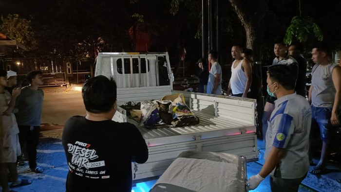 Jenazah korban saat dievakuasi warga usai tertabrak KA Probowangi di Desa Pesisir, Kecamatan Sumberasih, Kab Proboinggo