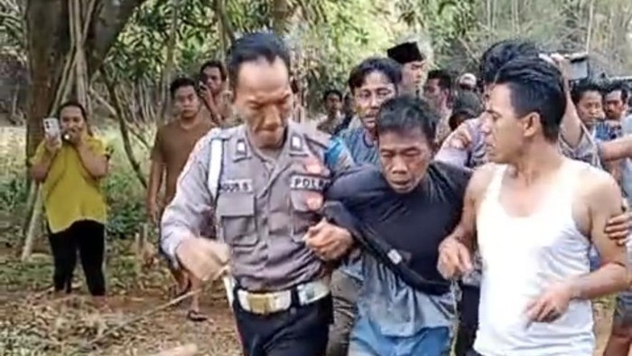 Pria yang babak belur dimassa warga di Bangkalan gegara mencuri sekarung asam Jawa.