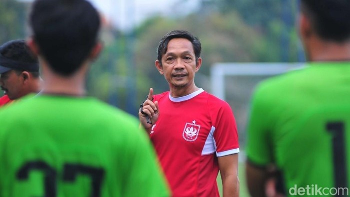 Pelatih PSIS Semarang, Kahudi Wahyu, saat memberi instruksi kepada pemainnya dalam sesi latihan. Foto diunggah Selasa (2/9/2025).