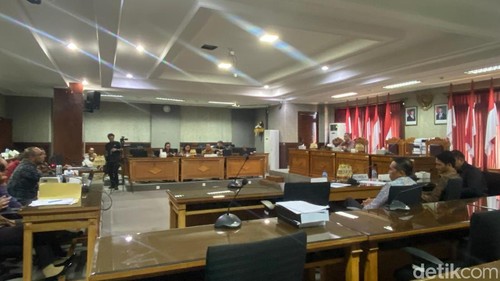 Suasana rapat kerja Komisi IV DPRD Karangasem dengan RSUD Karangasem terkait pelayanan, Selasa (2/9/2025).