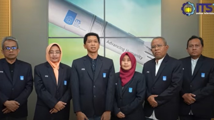 Rektor ITS, Bambang Pramujati (Tengah)