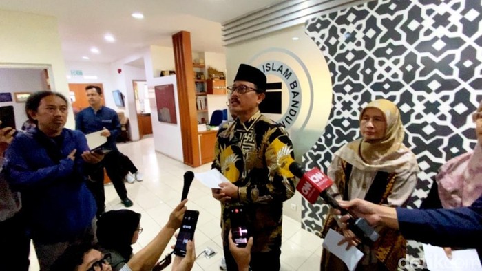 Rektor Universitas Islam Bandung (UNISBA) Prof. Ir. A. Harits Nu’man