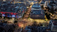 Warga Serbia di Novi Sad, Kragujevac, dan Aleksinac juga menggelar aksi serupa, memperkuat desakan pemilu dini secara nasional. Foto: REUTERS/Djordje Kojadinovic