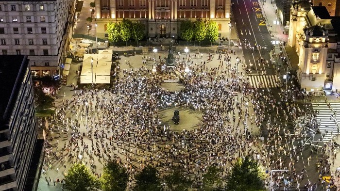 Ribuan Warga Serbia Turun ke Jalan Protes Tragedi Stasiun, Desak Presiden Mundur A drone view shows anti-government protestors gathering to commemorate the 16 victims, who were killed after a railway concrete canopy fell in November 2024 in Novi Sad, triggering accusations of widespread corruption and negligence, in Belgrade, Serbia, September 1, 2025. REUTERS/Djordje Kojadinovic