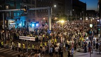 Protes damai di depan stasiun tua Beograd berlangsung dengan penuh solidaritas, meski ketegangan politik semakin memanas. Foto: REUTERS/Marko Djurica