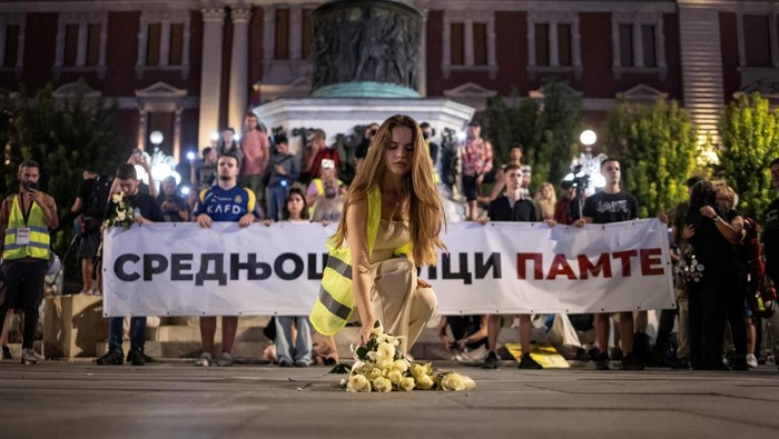Ribuan Warga Serbia Turun ke Jalan Protes Tragedi Stasiun, Desak Presiden Mundur Anti-goverment protestors and students march through the streets to commemorate the 16 victims, who were killed after a railway concrete canopy fell in November 2024 in Novi Sad, triggering accusations of widespread corruption and negligence, in Belgrade, Serbia, September 1, 2025. REUTERS/Marko Djurica