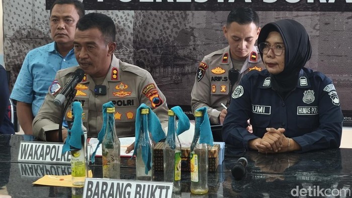 Wakapolresta Solo AKBP Sigit saat menunjukan barang bukti bom molotov di Mapolresta Solo, Selasa (2/9/2025).