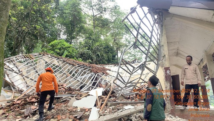Ruang Kelas SD di Bogor Ambruk