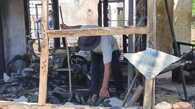 Rumah Andeh yang ludes terbakar api di Purwakarta
