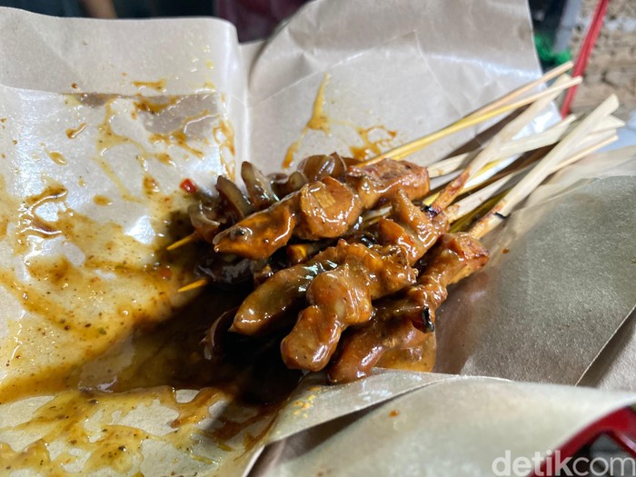 Sate Kikil Sate Kikil yang menjadi priadona di Stasiun Tebet